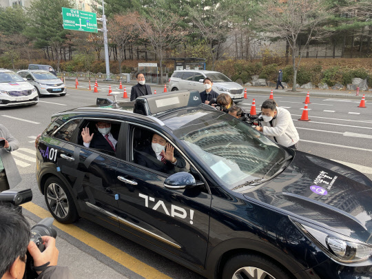 오세훈 서울시장은 29일 서울 마포구 상암동 에스플렉스센터 광장에서 진행된 '자율차 유상운송 선포식'에 참석해 '1호 승객'으로 자율차에 탑승하고 있다. <사진=박은희 기자>